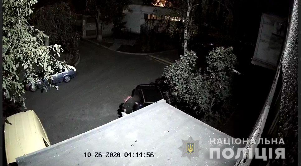 В Мариуполе автомобильного вора зафиксировала камера на «безопасном» доме