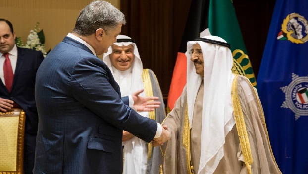 Президент Украины наградил премьер-министров Кувейта и Катара пистолетами «Форт-12»