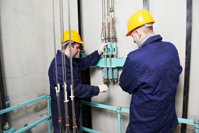 Не работали больше года: В Краматорске возобновили работу лифтов