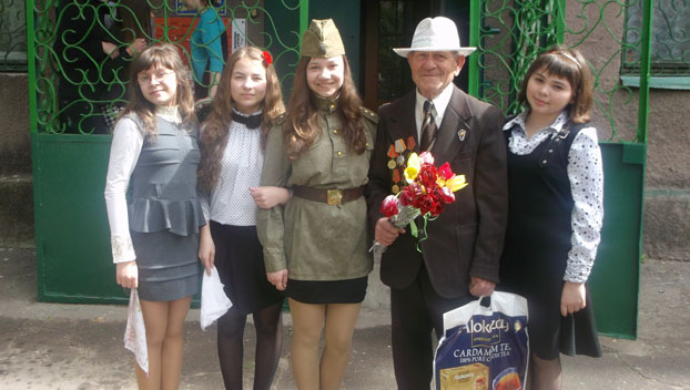 Школьники в Константиновке поздравили одиноких ветеранов песней