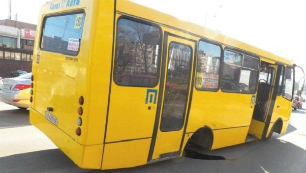 Автобус в Мариуполе «потерял» колеса
