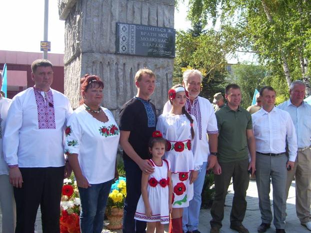 В Мирнограде появился памятник Певцу Свободы