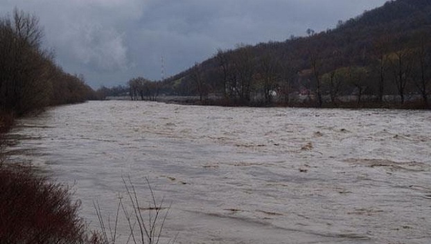 Уровень воды в реках Закарпатья продолжает расти 