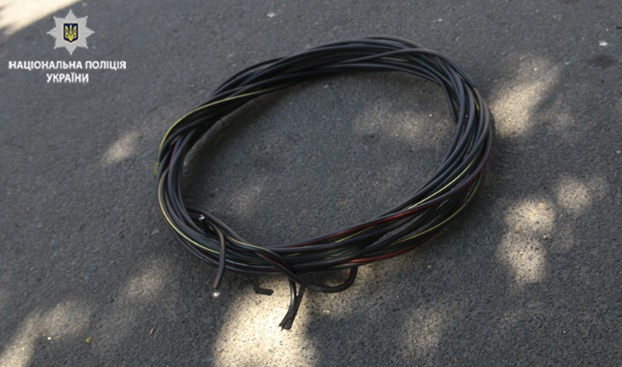 Взят с поличным: мариупольца застукали за воровством телефонного кабеля