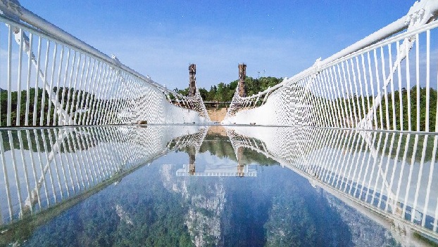 В Китае появился самый высокий стеклянный мост