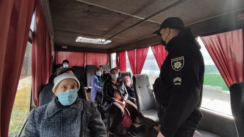 В Константиновке полицейские проверяют в автобусах соблюдение масочного режима