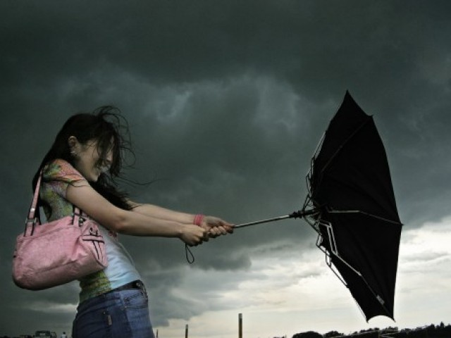 Не забудьте зонтик: по Украине объявлено штормовое предупреждение 