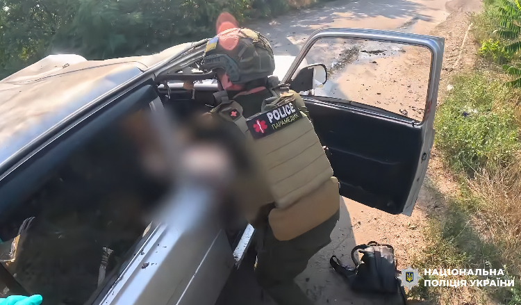 Парамедики спасают жизни на Константиновском направлении и забирают погибших: Видео с бодикамер