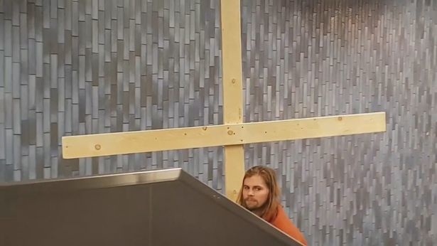 Мужчина в образе Иисуса Христа пробил потолок в метро