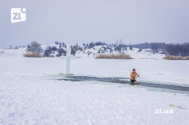 Любители крещенских купаний в Константиновке не боятся локдауна и сильных морозов