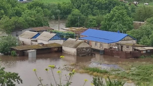 Прорвало плотину: сильный ливень затопил село под Мариуполем