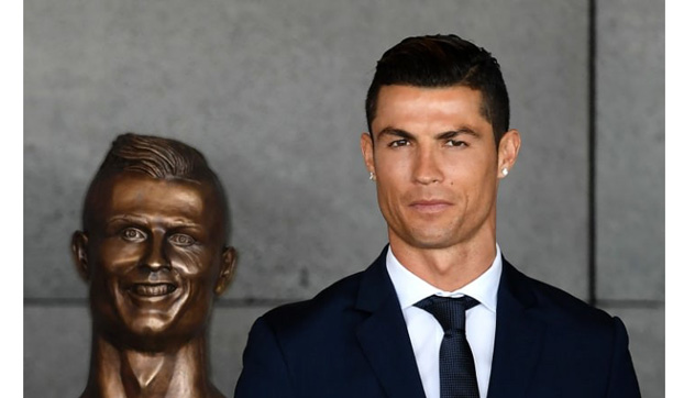 Роналду открыл «устрашающую» статую самого себя в аэропорту Мадейры