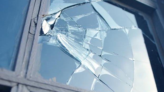 Подростки кирпичами разбили окна колледжа в Дружковке