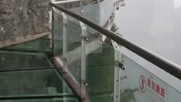 Недавно открывшийся стеклянный мост в Китае закрыли