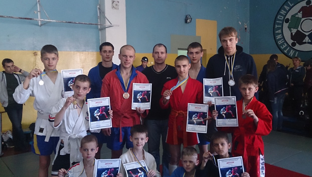 Красноармейские самбисты с чемпионата области привезли десяток медалей