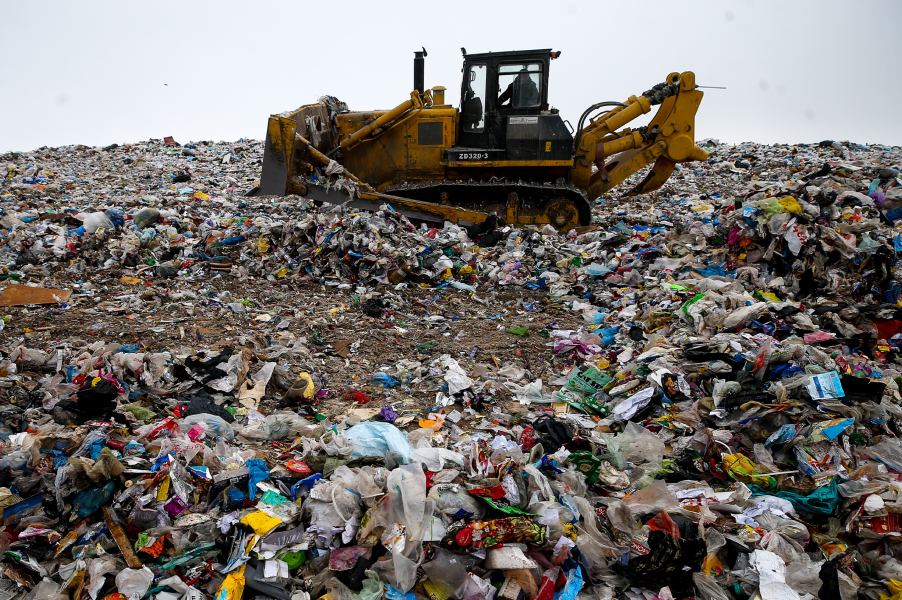 На окуповану Донеччину звозять сміття: накопичилося понад 3 млн тонн