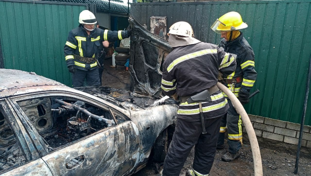 Авто загорелось в Краматорске: пострадала женщина