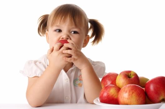 Две недели школьники Красноармейска будут угощаться мандаринами и яблоками