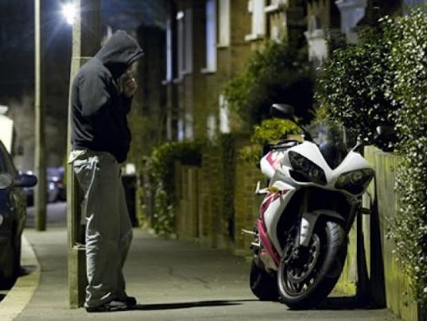 В Лимане молодой парень украл мотоцикл и перекрасил его