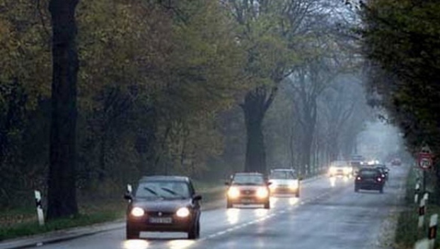В Украине водителей попросили проверить лампочки на фарах