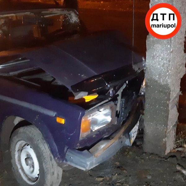 Пьяный водитель в Мариуполе врезался в столб, пострадал ребенок