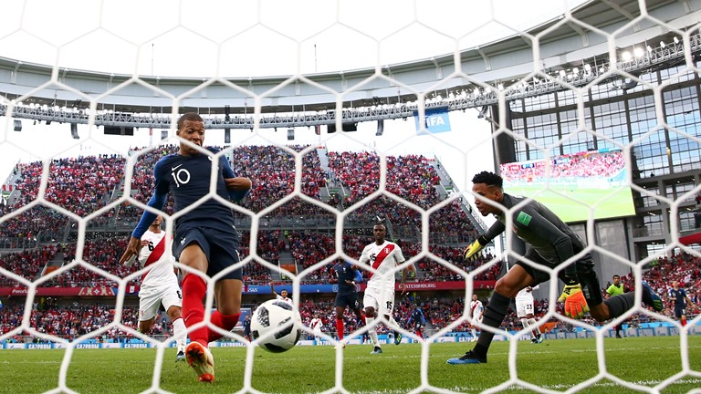 Сборная Франции с трудом одолела Перу и гарантировала себе место в плей-офф ЧМ