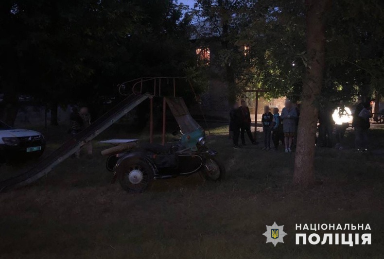 Под Славянском мотоциклист задавил детей на игровой площадке