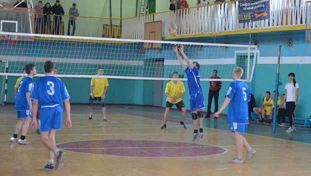 В Славянске студенты техникумов и колледжей сражались в волейбол