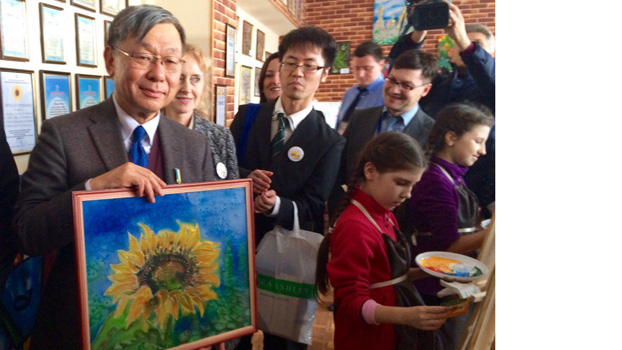 Посол Японии почтил память предков в Дружковке и открыл ЦДЮТ