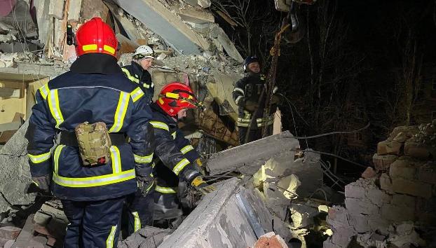 Через обстріл Селидового пошкоджено багатоповерхівку, загинула жінка – тривають рятувальні роботи