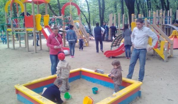 В добропольском парке возвели игровую площадку