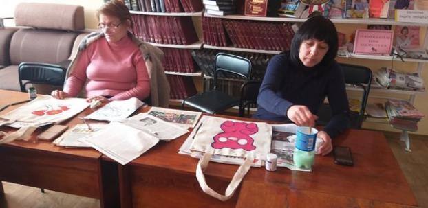 Жители прифронтовой Марьинки изготавливают экосумки с ручной росписью
