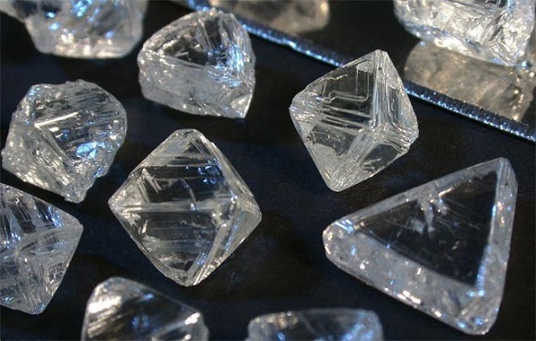 В посылке из Гонконга в Украину обнаружили более 200 бриллиантов