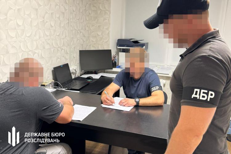 Начислял по 100 тысяч: На Донетчине офицеру воинской части сообщили о подозрении