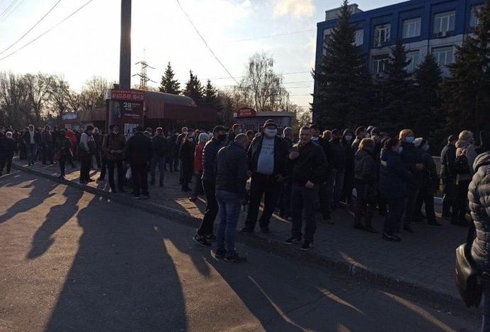 Тысячи людей в Кривом Роге стояли в очереди за пропусками на транспорт