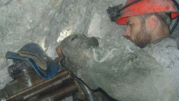 Главу Донецкой области спустили в шахту