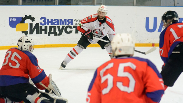 Хоккей: «Донбасс» в Дружковке вчера разобрался с «Компаньоном»