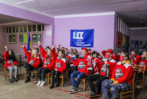 Исторический хоккейный матч «Донбасс» – «Сокол»: как фанаты болели у телевизоров
