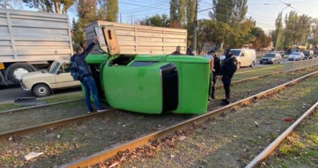 «Москвич» после столкновения вылетел на трамвайные рельсы в Мариуполе