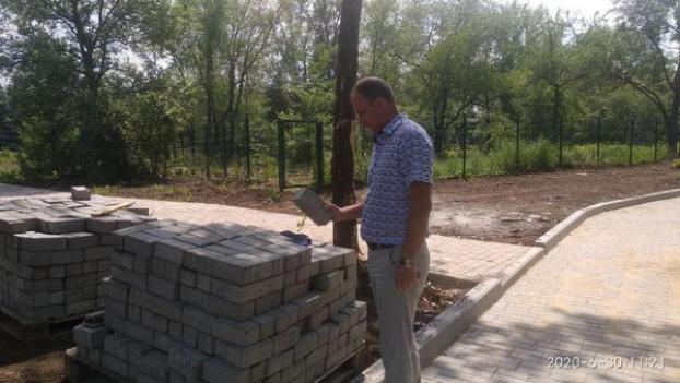 Интенсивно идет  реконструкция парка в Курахово