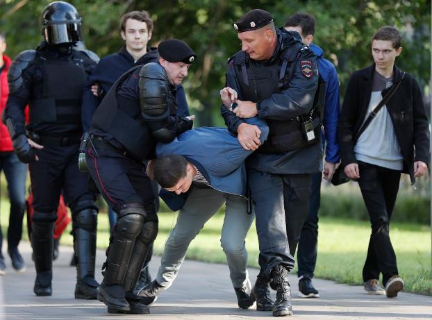 В Москве после митинга задержали около 200 человек