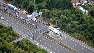 Грандиозная авария на самой крупной британской автостраде