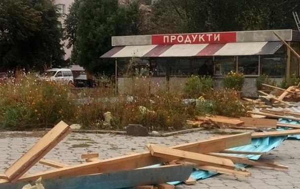 В Житомирской области ветер сорвал крышу магазина, есть пострадавшая