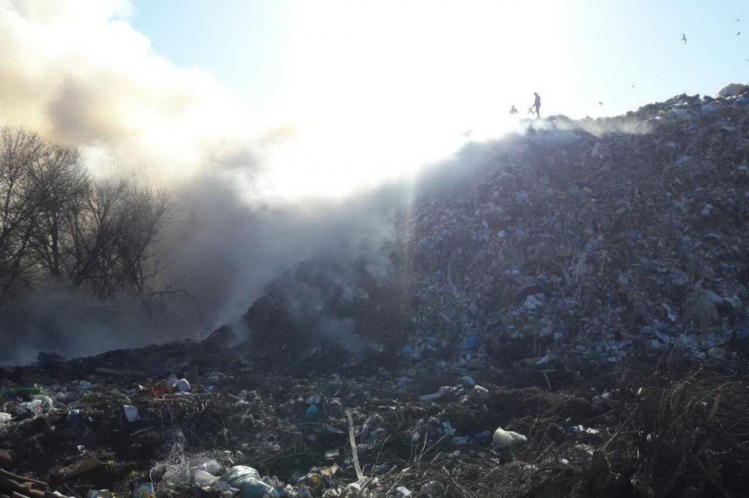 На Харьковщине горит мусорный полигон