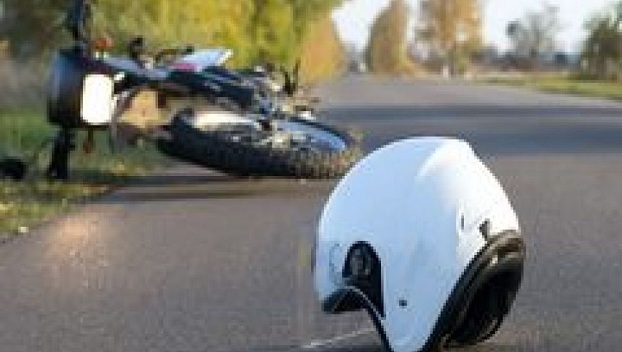 В Мариуполе во время гонок разбился мотоциклист 