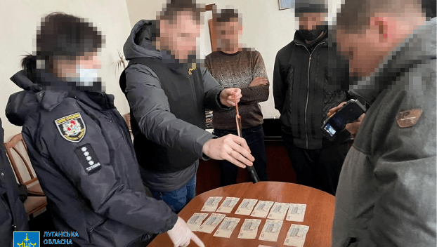 В Луганской области чиновник задержан во время получения взятки