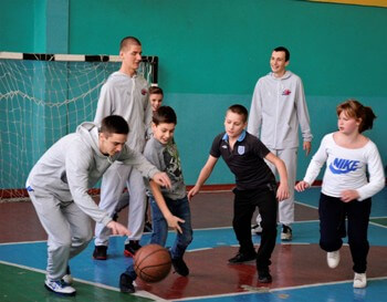 Профессиональные баскетболисты в Мариуполе учили детей игре Гуливеров