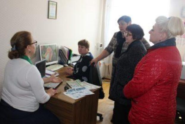 Специалисты Покровского ОУ ПФУ встретились с трудовым коллективом Гродовского поселкового совета