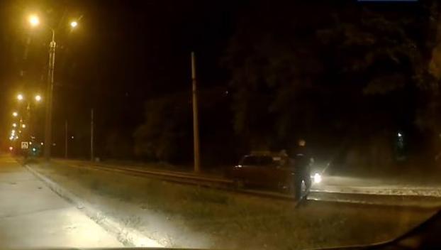 Бросила девушка: Нетрезвый водитель застрял на трамвайных путях в Мариуполе