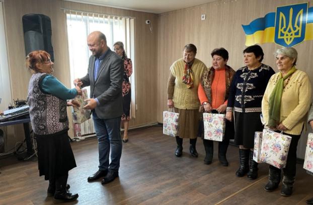 В Покровске раздают подарочные наборы заслуженным жительницам громады